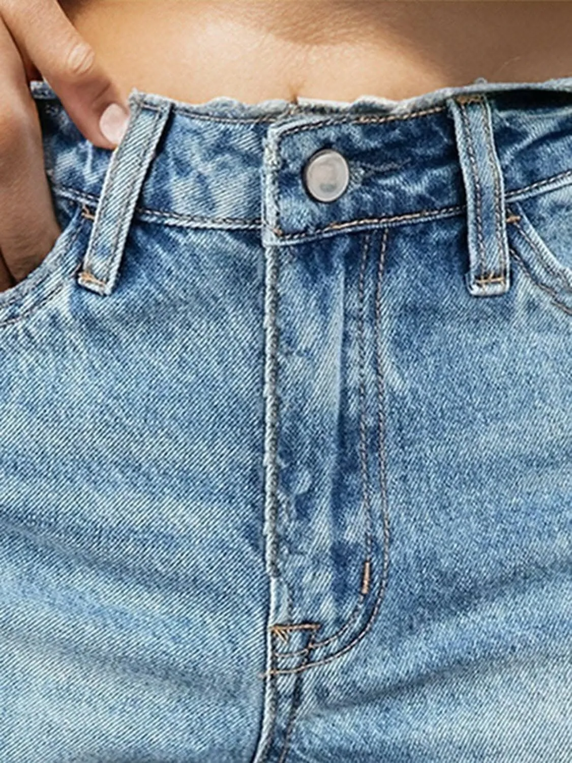 Chic frayed denim shorts with pockets