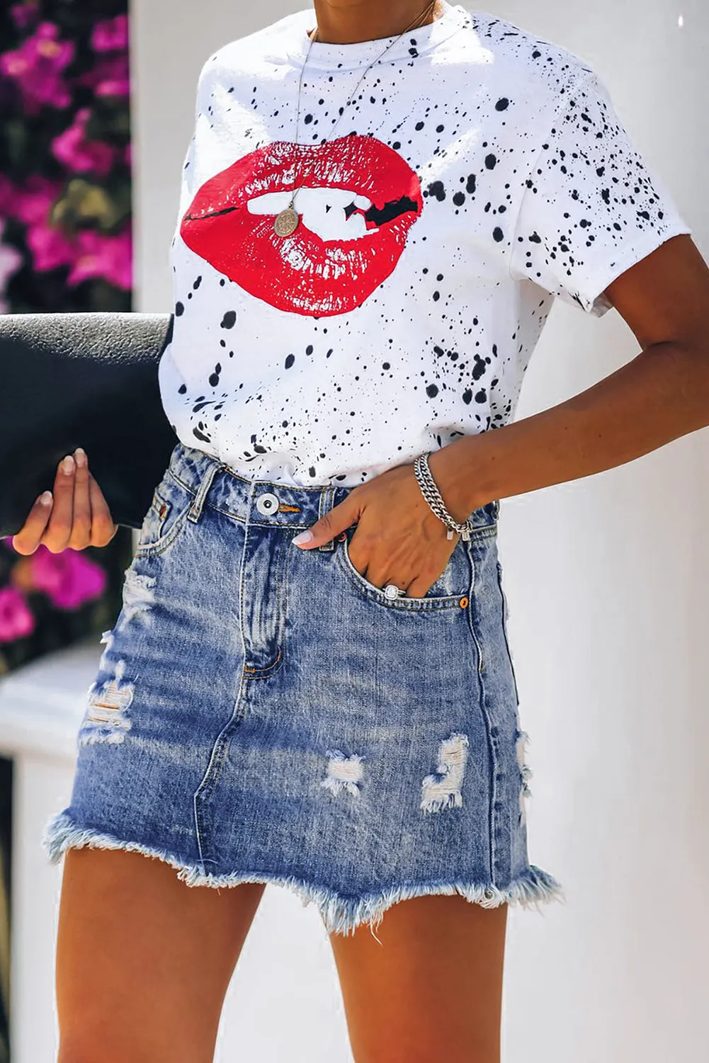 Tight-Fitting Ripped Raw Hem Denim Shorts