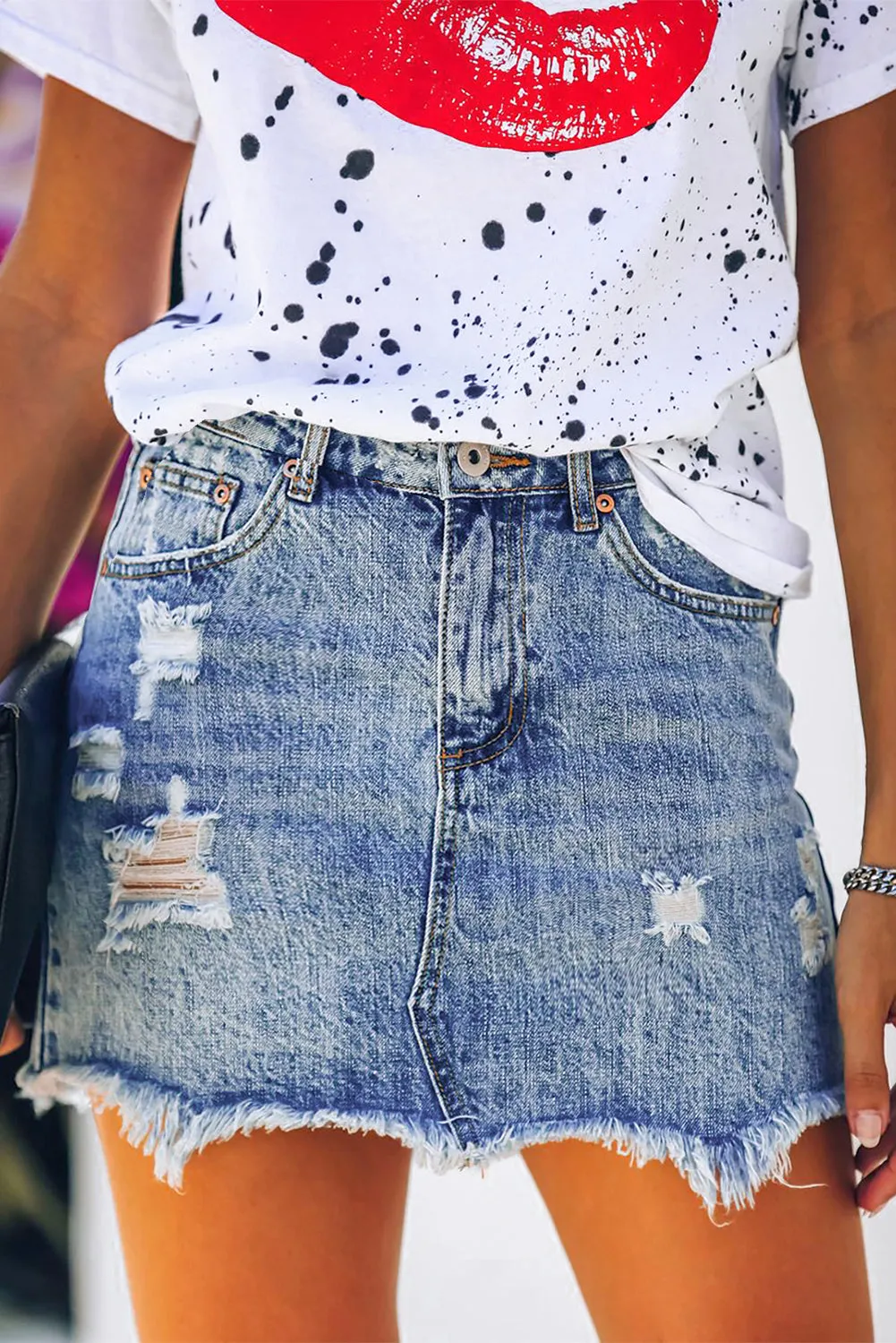 Tight-Fitting Ripped Raw Hem Denim Shorts