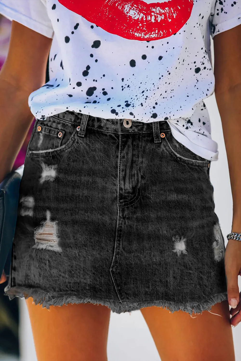 Tight-Fitting Ripped Raw Hem Denim Shorts