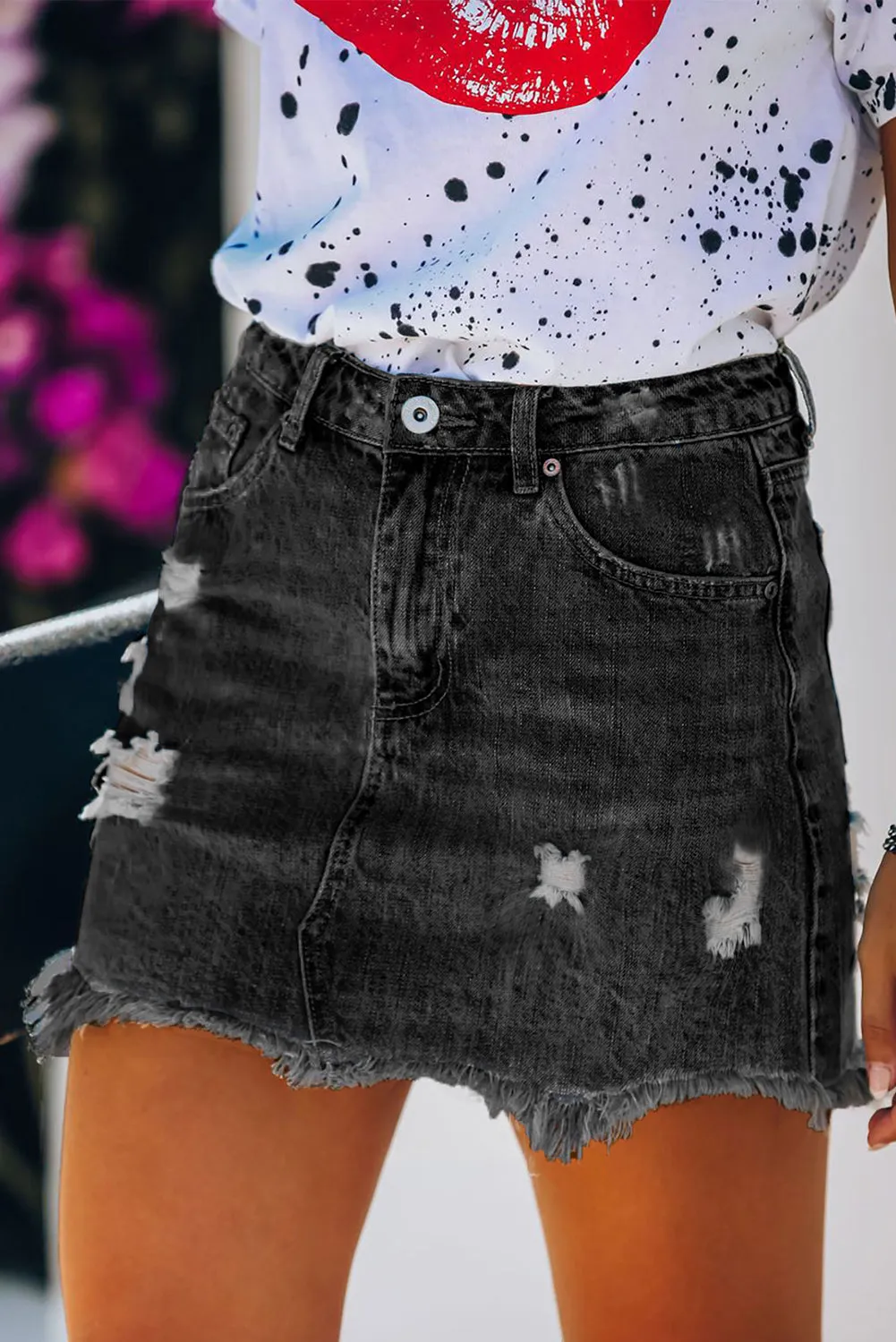 Tight-Fitting Ripped Raw Hem Denim Shorts