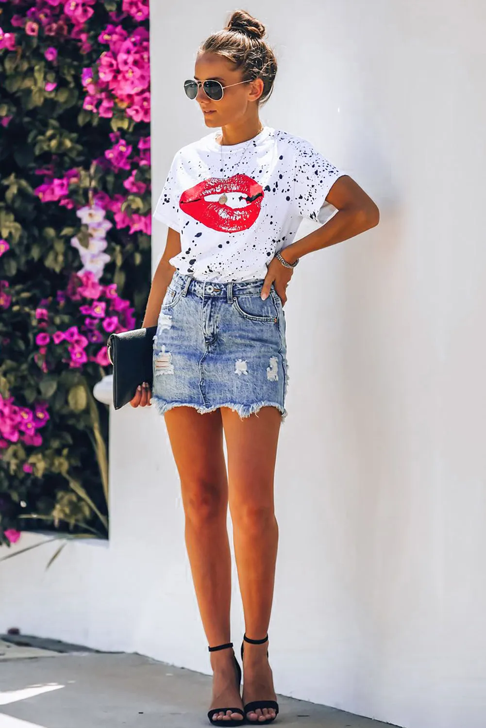 Tight-Fitting Ripped Raw Hem Denim Shorts