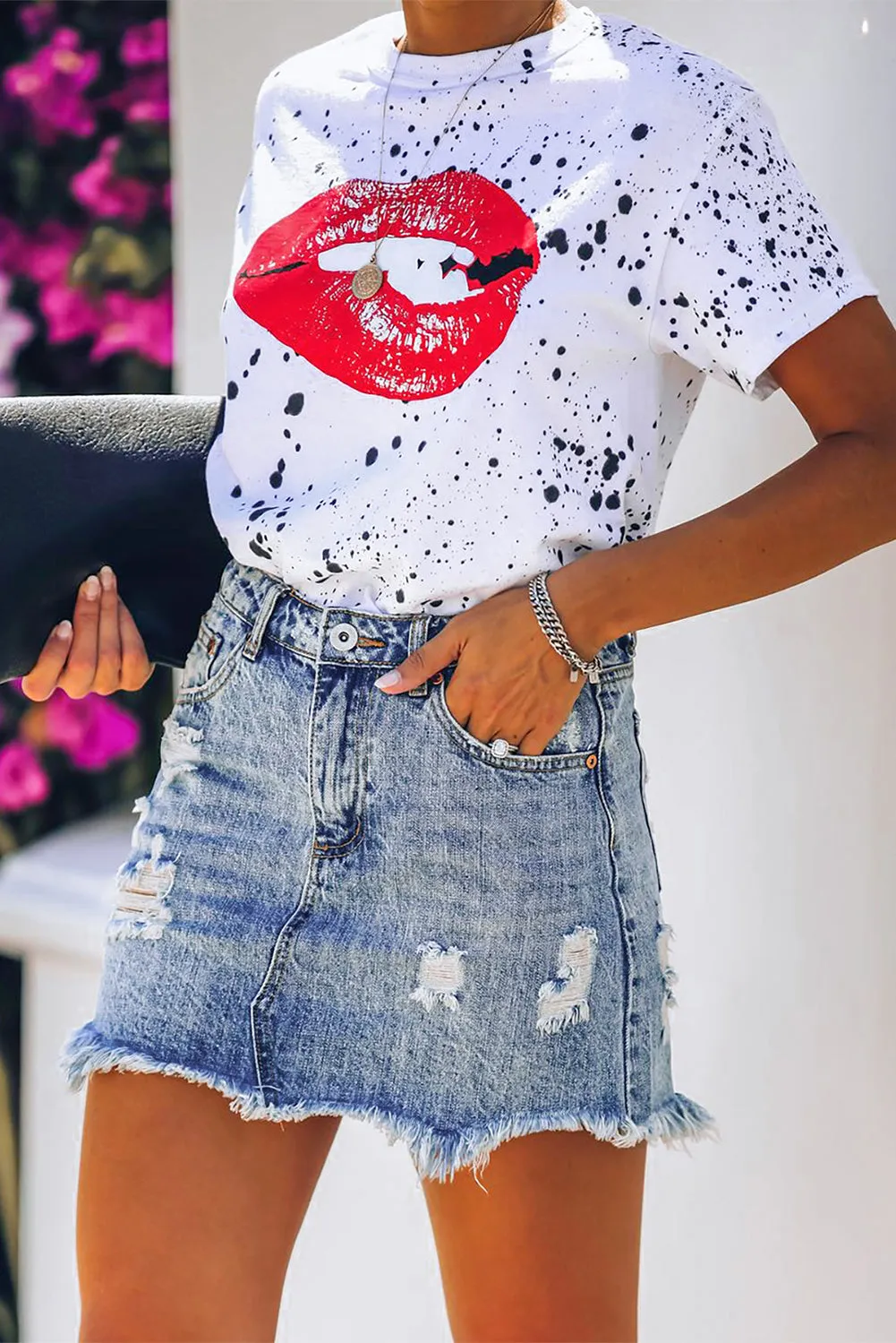 Tight-Fitting Ripped Raw Hem Denim Shorts