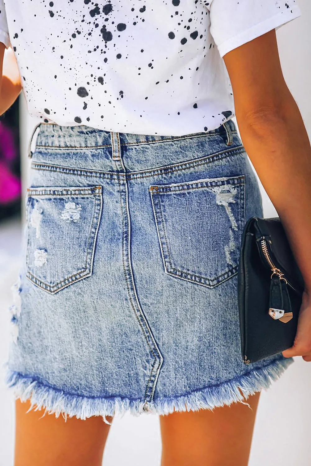 Tight-Fitting Ripped Raw Hem Denim Shorts