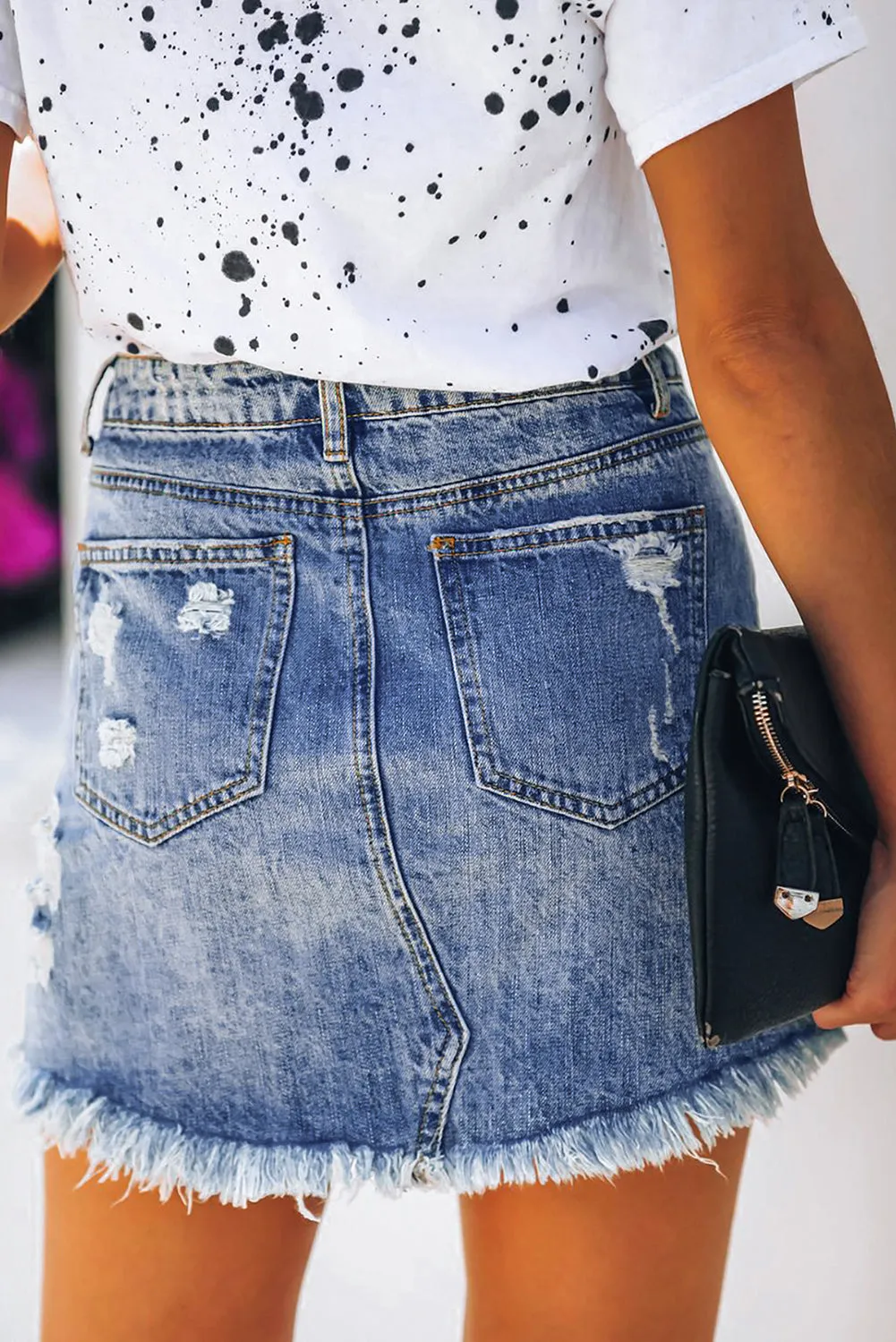 Tight-Fitting Ripped Raw Hem Denim Shorts